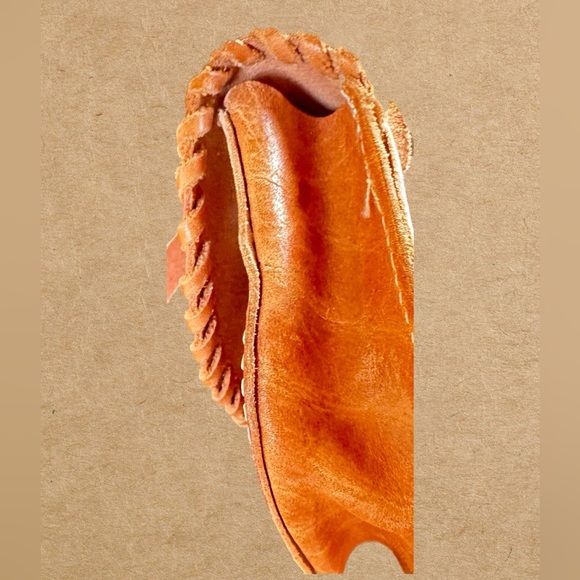 Small leather crossbody bag can also be looped through your belt. Made in Greece - Picture 4 of 11